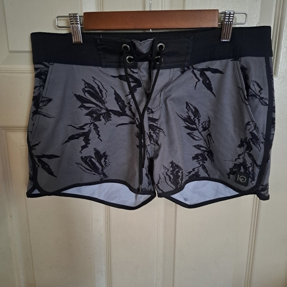 IO Printed Shorts - Picture 1 of 3